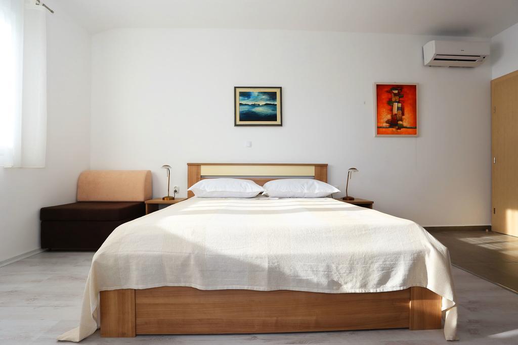 House Natali 70M From The Beach - Free Ev Top Up 利缇纳 外观 照片