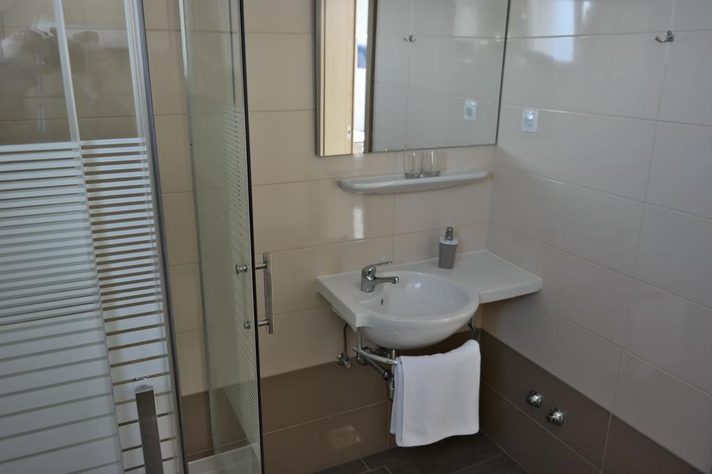 House Natali 70M From The Beach - Free Ev Top Up 利缇纳 外观 照片