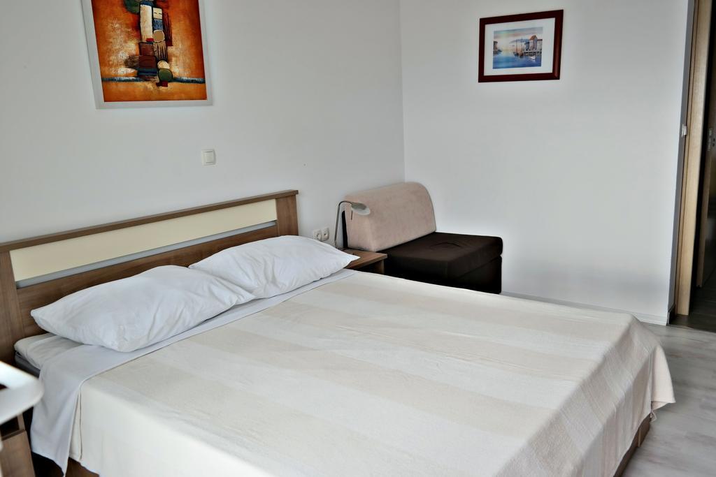 House Natali 70M From The Beach - Free Ev Top Up 利缇纳 外观 照片