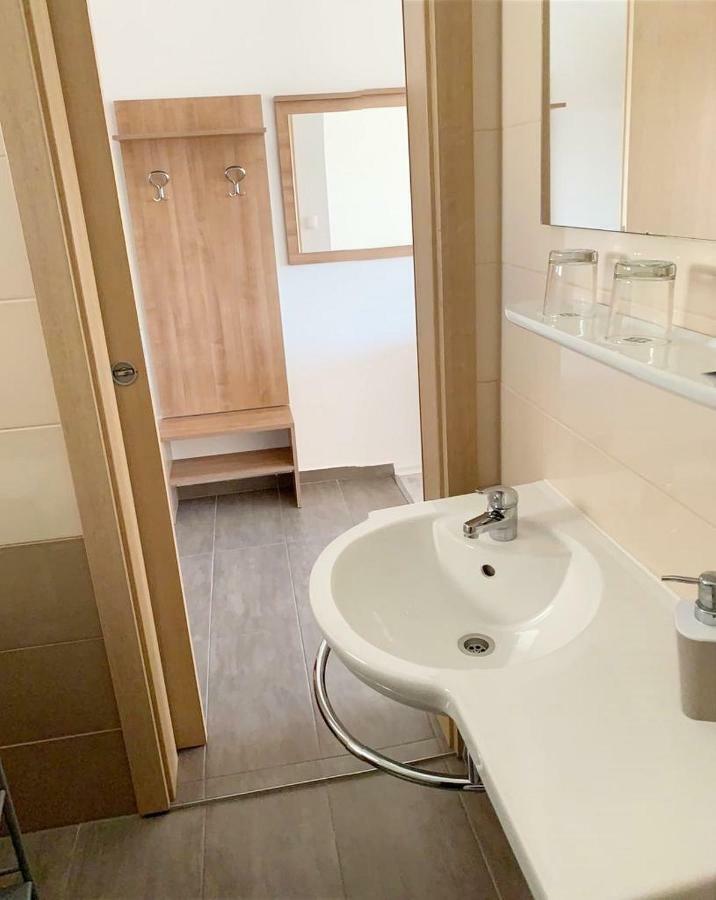 House Natali 70M From The Beach - Free Ev Top Up 利缇纳 外观 照片