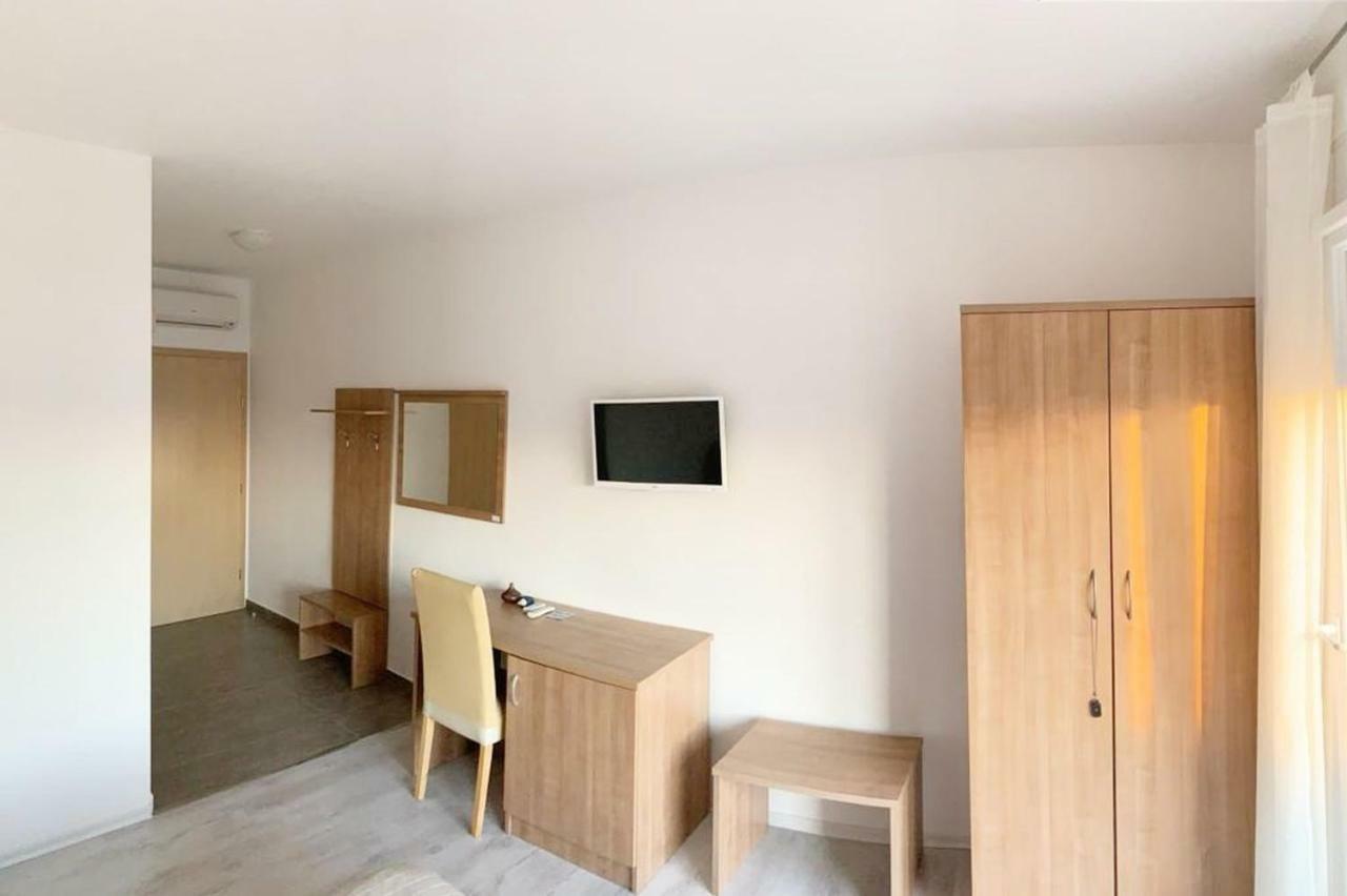 House Natali 70M From The Beach - Free Ev Top Up 利缇纳 外观 照片
